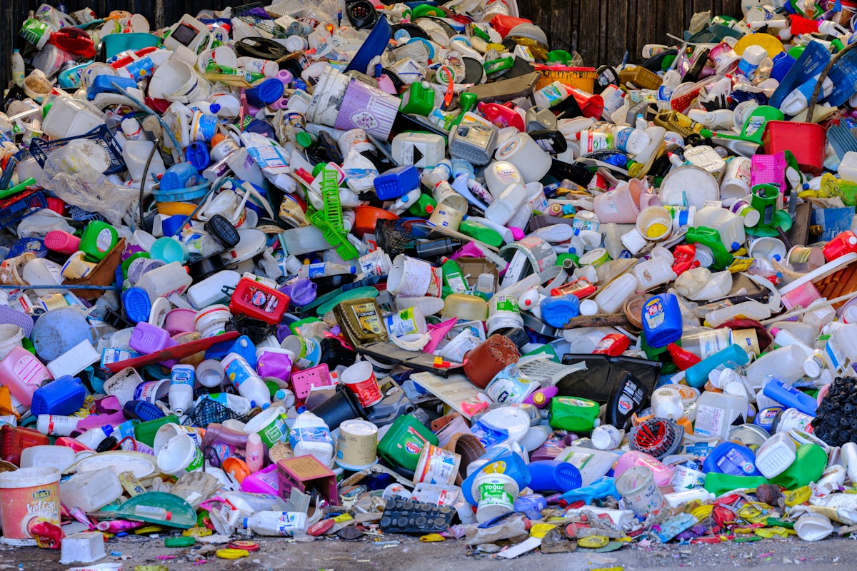 Plastic bottles and recyclable polymer material